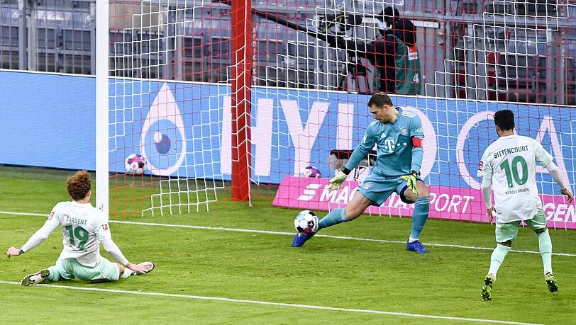 Manuel Neuer wehrt Sargents Schuss ab. Er hält das 1:1 am Ende fest. Manuel Neuer wehrt Sargents Schuss ab. Er hält das 1:1 am Ende fest.