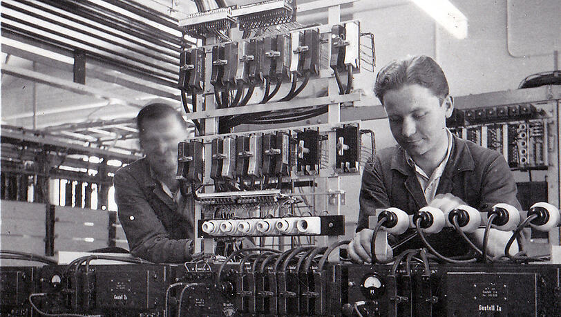 Der Vater von Christina Jürgens arbeitet in den 60ern beim Fernmeldeamt. Dort ist er auch einmal fotografiert worden. Der Vater von Christina Jürgens arbeitet in den 60ern beim Fernmeldeamt. Dort ist er auch einmal fotografiert worden.