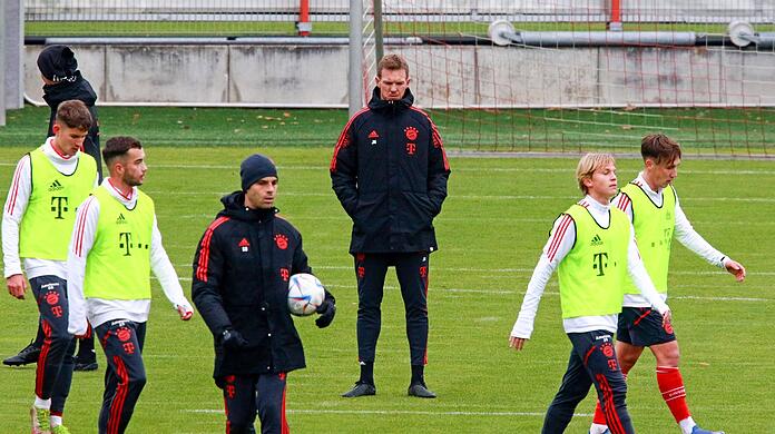 FC Bayern Münchens Trainer Julian Nagelsmann (M) verfolgt die Trainingseinheit.