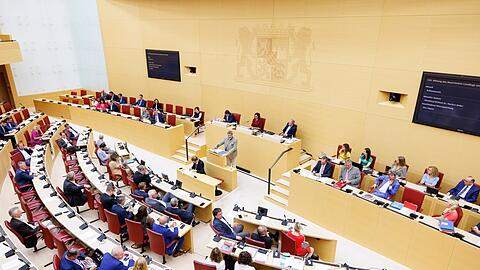 Der Bayerische Landtag, voller als von der Verfassung gedacht. Wie löst man das Problem zu vieler Abgeordneter?