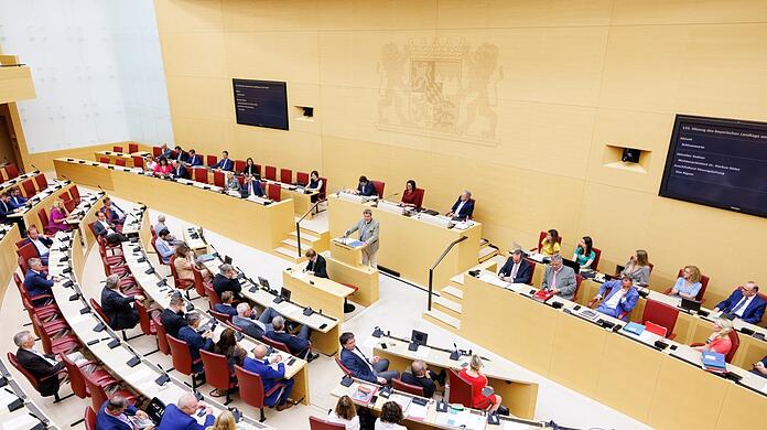 Der Bayerische Landtag, voller als von der Verfassung gedacht. Wie löst man das Problem zu vieler Abgeordneter?