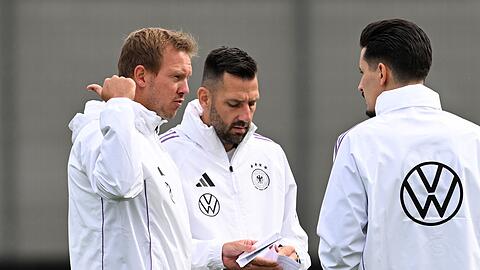 Der Bundestrainer bespricht sich mit seinen Assistenten.