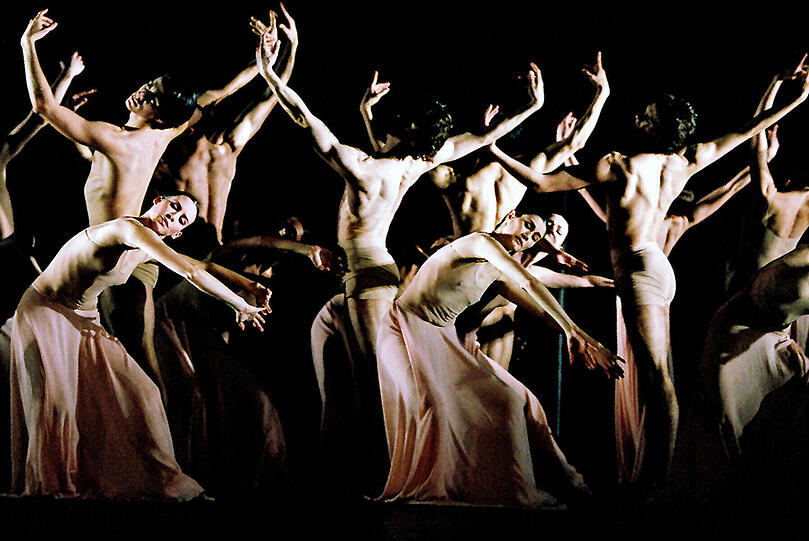 Die Choreografin Pina Bausch verwandelte 1975 Glucks "Orpheus und Eurydike" in eine "getanzte Oper" mit eindringlichen Bildern, die vom unausweichlichen Schicksal des Menschen, von Liebe und Tod, handeln.