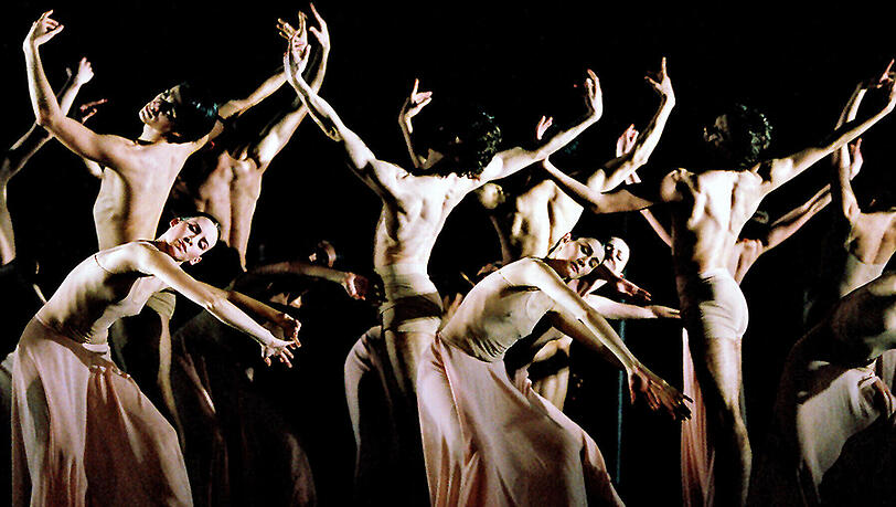 Die Choreografin Pina Bausch verwandelte 1975 Glucks "Orpheus und Eurydike" in eine "getanzte Oper" mit eindringlichen Bildern, die vom unausweichlichen Schicksal des Menschen, von Liebe und Tod, handeln. Die Choreografin Pina Bausch verwandelte 1975 Glucks "Orpheus und Eurydike" in eine "getanzte Oper" mit eindringlichen Bildern, die vom unausweichlichen Schicksal des Menschen, von Liebe und Tod, handeln.