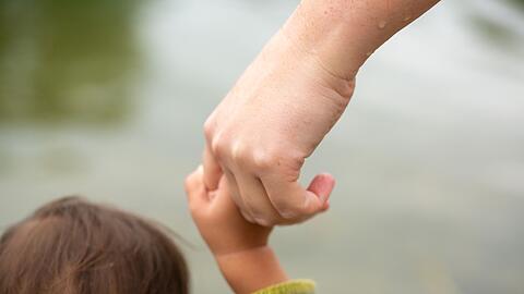In gleichgeschlechtlichen Partnerschaften m&uuml;ssen Frauen ihr Kind adoptieren, um als Mutter zu gelten. (Symbolbild)