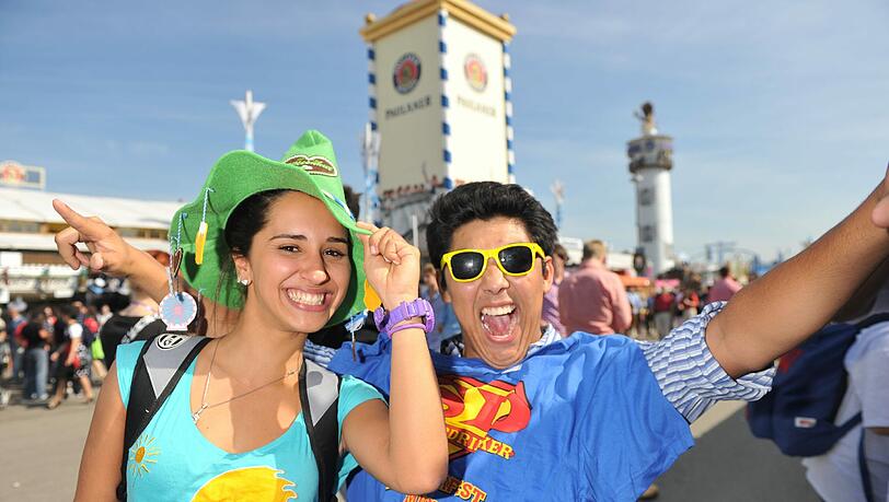 3,5 Millionen Gäste aus aller Welt: Zur Wiesn-Halbzeit wurden 3,4 Millionen Maß Bier getrunken. Bei den Münchnern war besonders der nostalgische Festbereich der „Oidn Wiesn“ beliebt – etwa 200 000 Besucher waren dort schon zu Gast. Die Zwischenbilanz von Polizei und Rettungskräften fällt positiv aus. 3,5 Millionen Gäste aus aller Welt: Zur Wiesn-Halbzeit wurden 3,4 Millionen Maß Bier getrunken. Bei den Münchnern war besonders der nostalgische Festbereich der „Oidn Wiesn“ beliebt – etwa 200 000 Besucher waren dort schon zu Gast. Die Zwischenbilanz von Polizei und Rettungskräften fällt positiv aus.