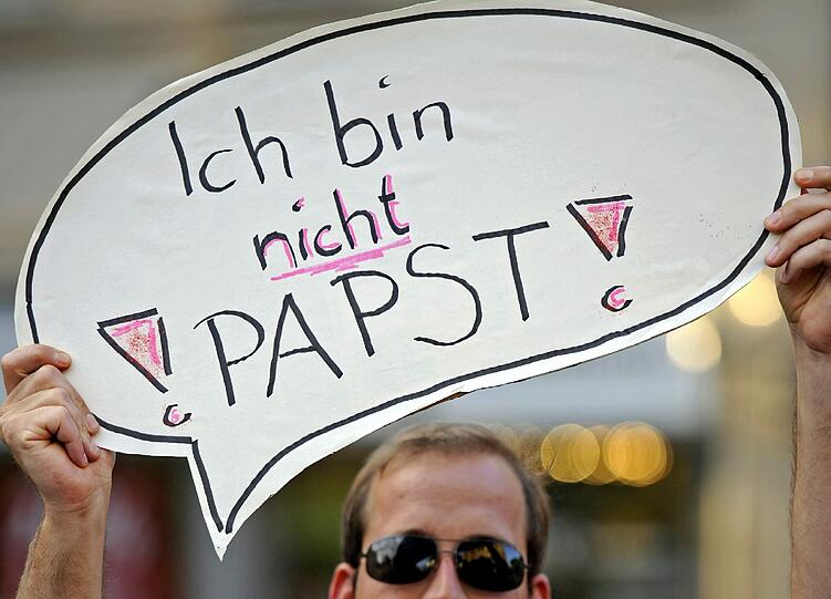Diesen Spruch nimmt ein Mann 2011 bei einer Demonstration in der Altstadt von Erfurt wieder auf - "Ich bin nicht Papst", steht auf seiner gebastelten Sprechblase, mit der er gegen den Besuch von Papst Benedikt XVI. demonstriert.