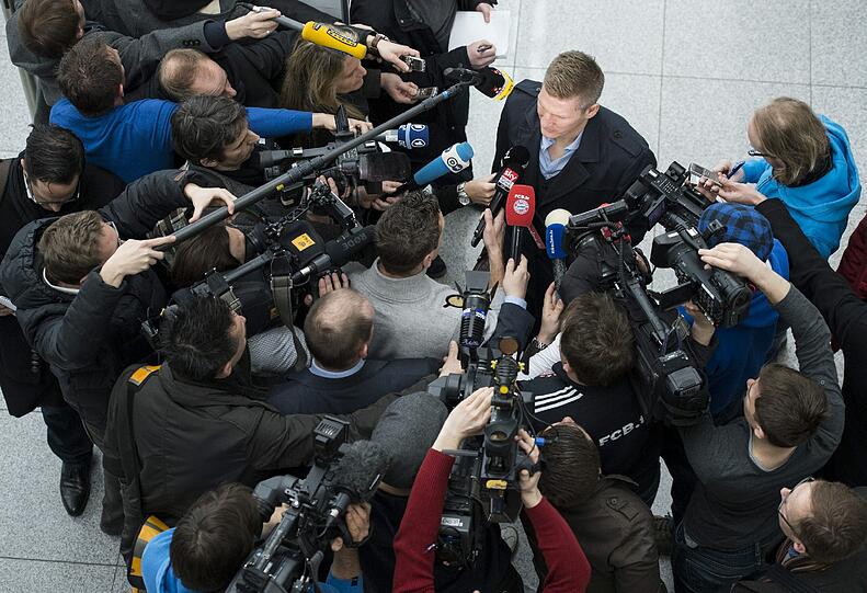 Die Stars stellen sich den Fragen der zahlreichen Journalisten: hier Bastian Schweinsteiger. Die AZ wünscht einen guten Flug!