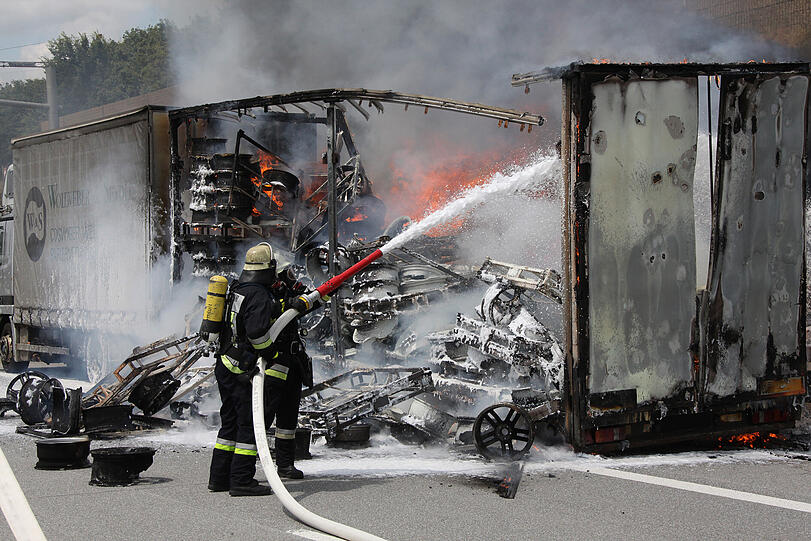 Spektakulärer Lkw-Brand auf der A94 &ndash; die Bilder vom Feuerwehreinsatz.