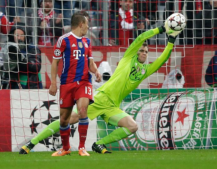 Manuel Neuer - NOTE 2 - Wieder mal ein Zu-Null-Spiel. Hatte in der 26. Minute Glück, dass der Schiedsrichter richtigerweise bei Nainggolans Faller nicht auf Elfer entschied. War sonst fast auschließlich bei Rückpässen beschäftigt. Parierte Roms einzige Chance herausragend.