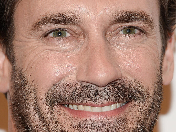 Jon Hamm hat auch mit 43 Jahren noch immer ein attraktives Lächeln