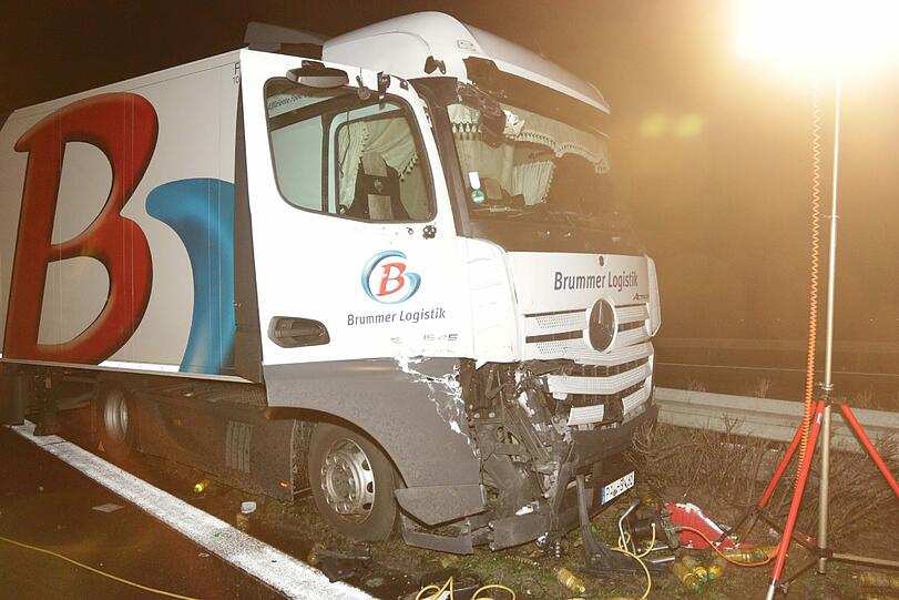 Die A3 glich einem Schlachtfeld: Bei dem Unfall krachten drei Lkws ineinander. Einer verlor dabei 23 Tonnen Salatöl.