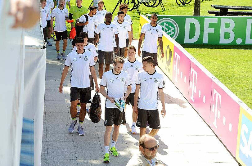 Los geht's: Am Vormittag versammelte der Bundestrainer erstmals seine Mannschaft für eine Trainingseinheit in Ascona.