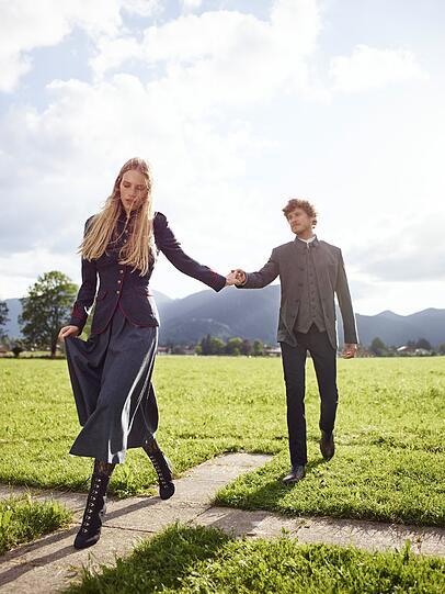 Figurbetonte Blazer und Sakkos sind sowohl für Damen, als auch Herren die perfekte Wahl, um auch an kühlen Tagen in Tracht zu glänzen