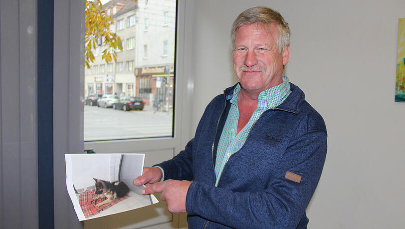 Johann B. mit einem Foto von seinem Schäferhund Burli. Johann B. mit einem Foto von seinem Schäferhund Burli.