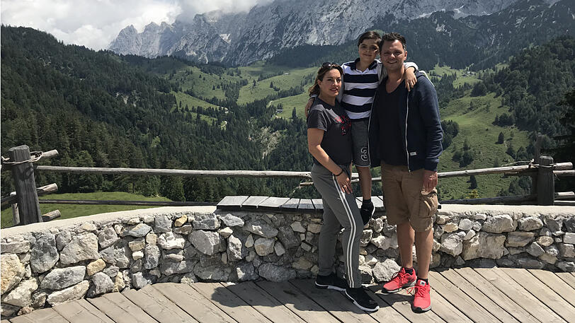Julia Dahmen mit ihrem Carlo und Sohn Emilio in Kufstein.