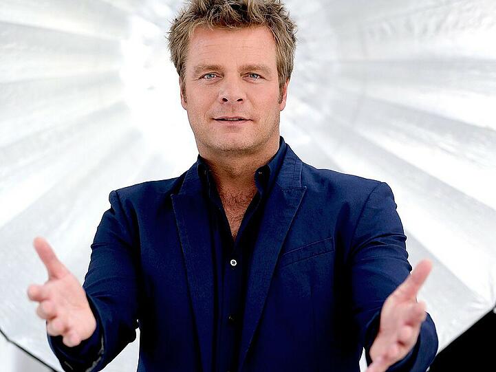 Diesmal geht es in der "ultimativen Chart Show" um die erfolgreichsten Serien-Hits - moderiert wird die Sendung von Oliver Geissen