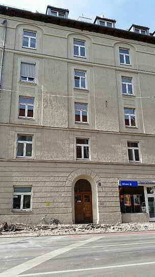 In der Kapuzinerstraße sind Teile eines Hausdachs einfach auf die Straße gefallen.