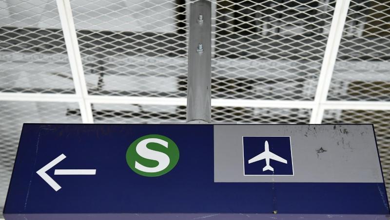 Das Logo der Münchner S-Bahn mit einem Richtungspfeil und einem Flughafen-Symbol. Das Logo der Münchner S-Bahn mit einem Richtungspfeil und einem Flughafen-Symbol.