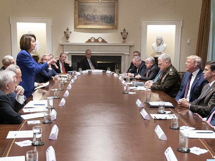 Erhobener Zeigefinger: Die US-Demokratin Nancy Pelosi in der Auseinandersetzung mit Donald Trump, die mit einem Eklat endete.