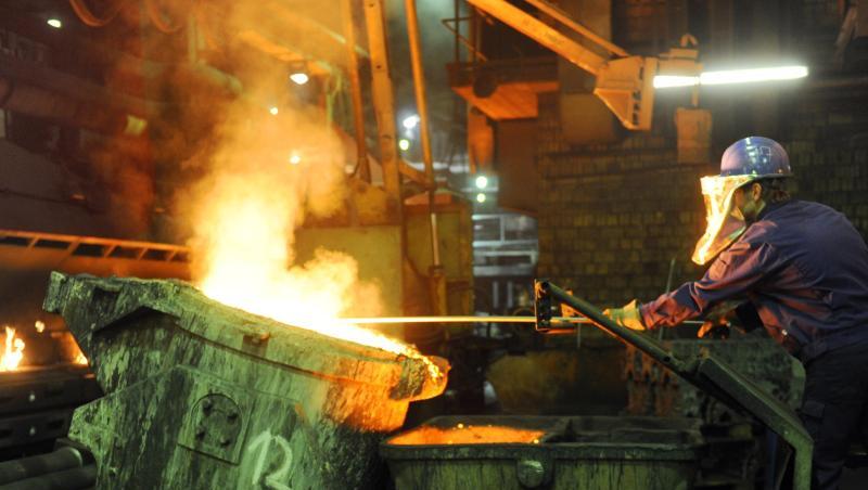 Bedrohter Autozuliererer: In der Neuen Halberg-Guss GmbH wird Schlacke aus einer Gießpfanne gezogen. Bedrohter Autozuliererer: In der Neuen Halberg-Guss GmbH wird Schlacke aus einer Gießpfanne gezogen.