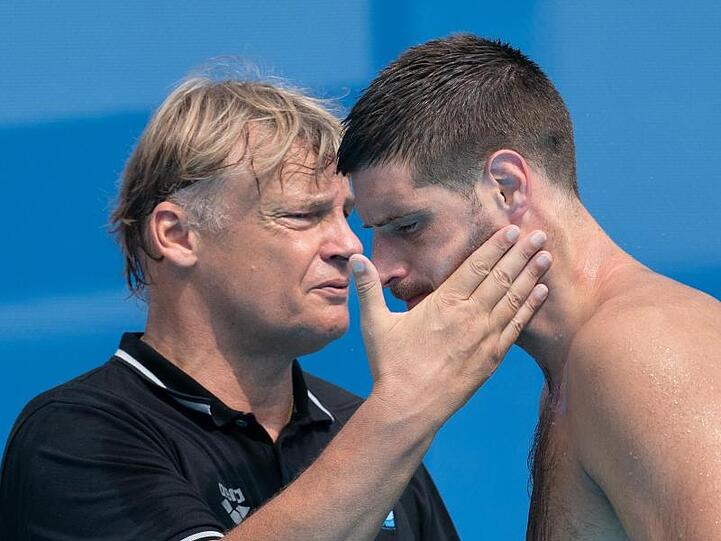 Bundestrainer Hagen Stamm (l) tröstet Torwart Moritz Schenkel nach dem Spiel.