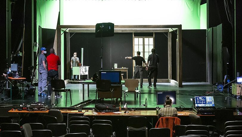 Greenscreen statt aufwendiges Bühnenbild: Im Theaterzelt entsteht gerade ein Film, denn reale Vorstellungen liegen in weiter Ferne.