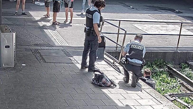 Eine Frau (65) stürzt am Hauptbahnhof ins Gleis. Eine Frau (65) stürzt am Hauptbahnhof ins Gleis.