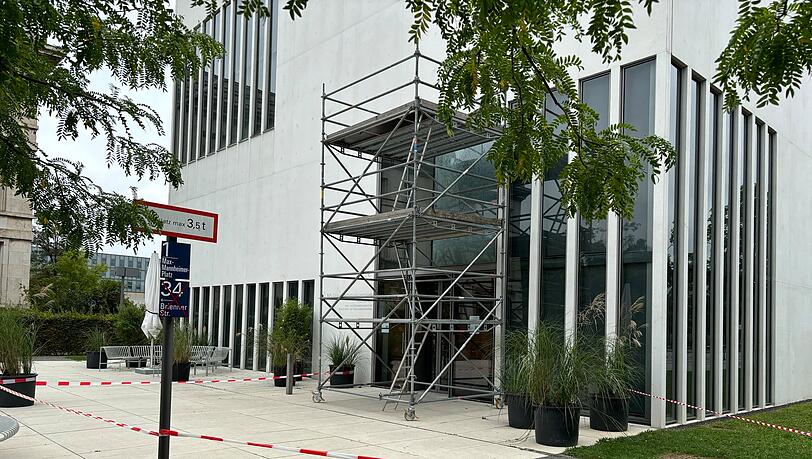 Auch am Eingang des NS-Dokuzentrums sind Einschusslöcher zu sehen. Die Scheibe ist kaputt. Auch am Eingang des NS-Dokuzentrums sind Einschusslöcher zu sehen. Die Scheibe ist kaputt.