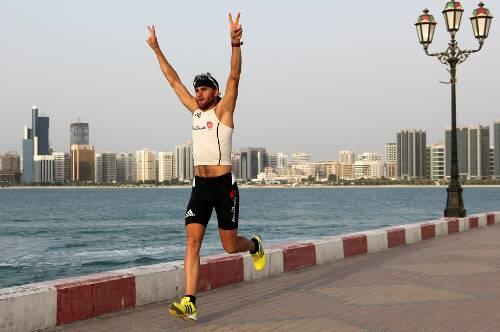 Übt sich schon mal wieder in der Siegerpose: Münchens Triathlon-Star Faris Al-Sultan, hier in Abu Dhabi. Das Emirat ist sein neuer Sponsor.