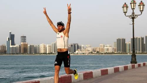 Übt sich schon mal wieder in der Siegerpose: Münchens Triathlon-Star Faris Al-Sultan, hier in Abu Dhabi. Das Emirat ist sein neuer Sponsor. Übt sich schon mal wieder in der Siegerpose: Münchens Triathlon-Star Faris Al-Sultan, hier in Abu Dhabi. Das Emirat ist sein neuer Sponsor.