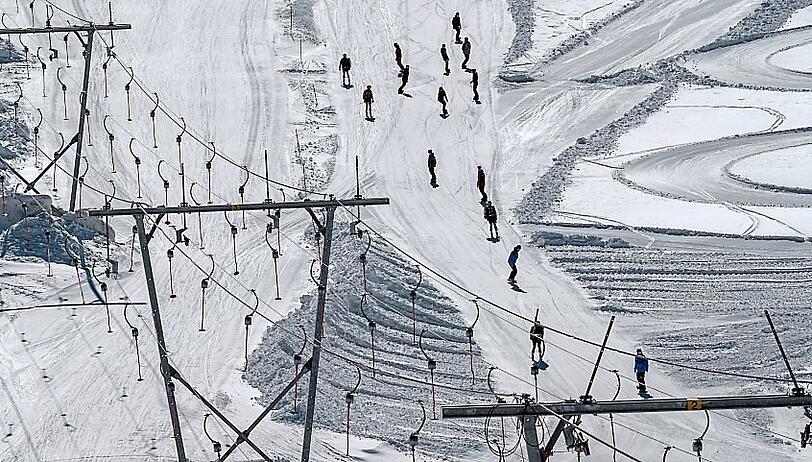 Hier ist es noch wei&szlig;: Skitouristen 2021 am Stilfser Joch.
