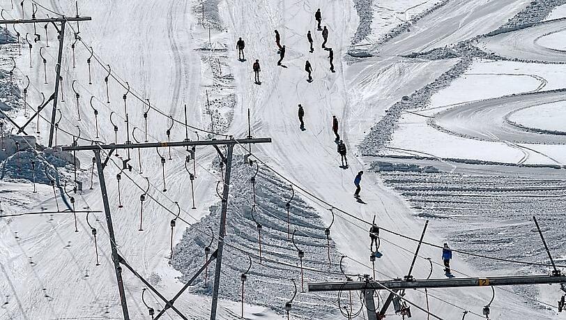 Hier ist es noch wei&szlig;: Skitouristen 2021 am Stilfser Joch.
