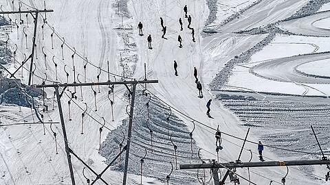 Hier ist es noch wei&szlig;: Skitouristen 2021 am Stilfser Joch.