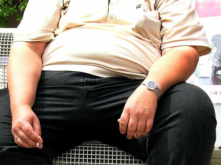 Über einen dicken Bauch ist die unterfränkische Polizei einem Bankräuber auf die Spur gekommen