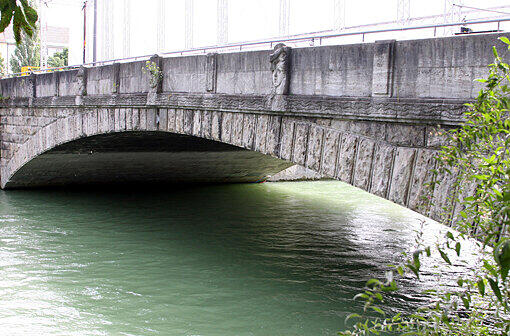 In der Nähe der Corneliusbrücke trieb das Schlauchboot.