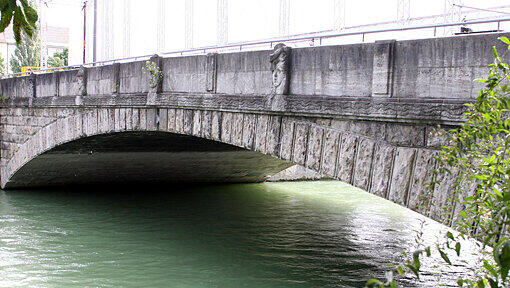 In der Nähe der Corneliusbrücke trieb das Schlauchboot. In der Nähe der Corneliusbrücke trieb das Schlauchboot.