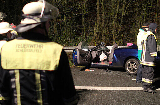 Feuerwehrmänner stehen nach dem Unfall auf der A3 auf der Fahrbahn. Ein Mann und eine Frau starben bei dem Unfall - ein vierjähriges Kind wurde lebensgefährlich verletzt.