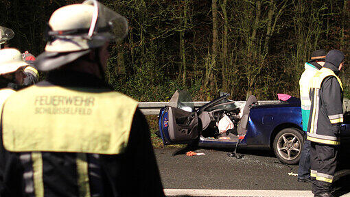 Feuerwehrmänner stehen nach dem Unfall auf der A3 auf der Fahrbahn. Ein Mann und eine Frau starben bei dem Unfall - ein vierjähriges Kind wurde lebensgefährlich verletzt. Feuerwehrmänner stehen nach dem Unfall auf der A3 auf der Fahrbahn. Ein Mann und eine Frau starben bei dem Unfall - ein vierjähriges Kind wurde lebensgefährlich verletzt.