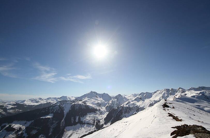 Sonnenskilauf im Tiroler Skigebiet Alpbachtal Wildschönau.