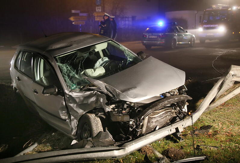 Beim Verkehrsunfall auf der B20 bei Oberndorf Gemd gab es einen Toten und 3 Mittel - bis Schwerverletzte.