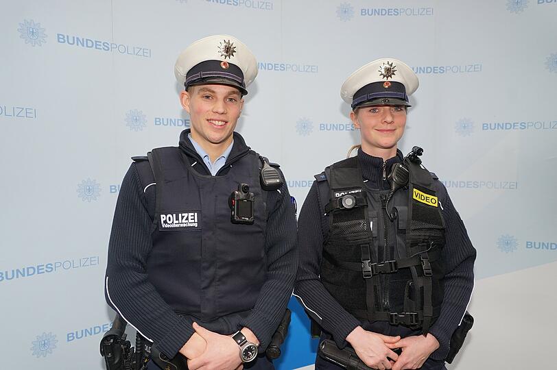Testen Mini-Kameras, die an der Uniform getragen werden: Nicolas Hermann (26) und Julia Siegmund (30).