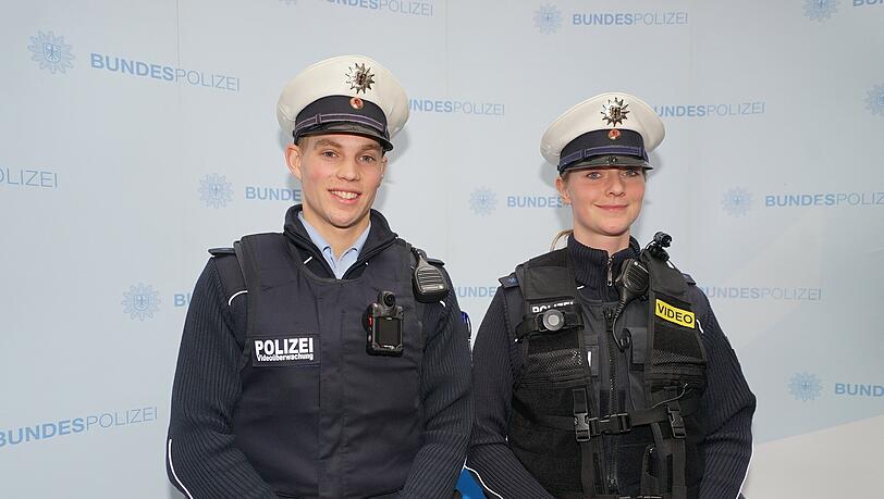 Testen Mini-Kameras, die an der Uniform getragen werden: Nicolas Hermann (26) und Julia Siegmund (30). Testen Mini-Kameras, die an der Uniform getragen werden: Nicolas Hermann (26) und Julia Siegmund (30).