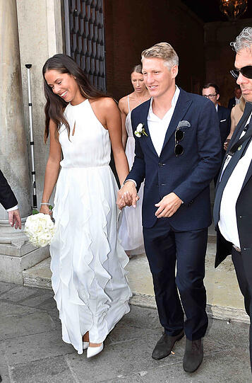 Traumhaft schön: So ging es für Bastian Schweinsteiger und Ana Ivanovic ins Standesamt.