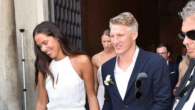 Traumhaft schön: So ging es für Bastian Schweinsteiger und Ana Ivanovic ins Standesamt. Traumhaft schön: So ging es für Bastian Schweinsteiger und Ana Ivanovic ins Standesamt.