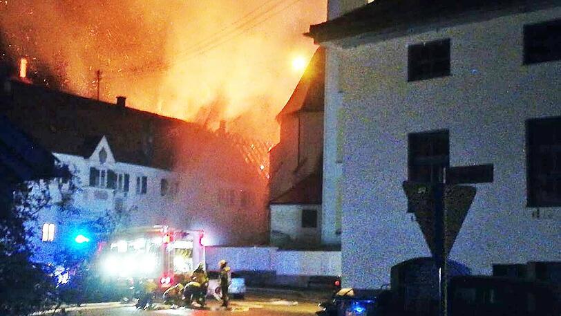 Rund einhundert Einsatzkräfte von neun Feuerwehren waren an den Löscharbeiten beteiligt.