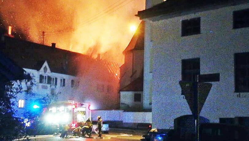 Rund einhundert Einsatzkräfte von neun Feuerwehren waren an den Löscharbeiten beteiligt. Rund einhundert Einsatzkräfte von neun Feuerwehren waren an den Löscharbeiten beteiligt.