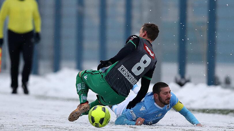 Schneegestöber und Fußball geht nicht? geht doch! Der TSV 1860 testete gegen Wacker Innsbruck auf schneeweißem Kunstrasen an der Grünwalder Straße - vorher mussten Funktionäre und Nachwuchsspieler Schneeschippen.