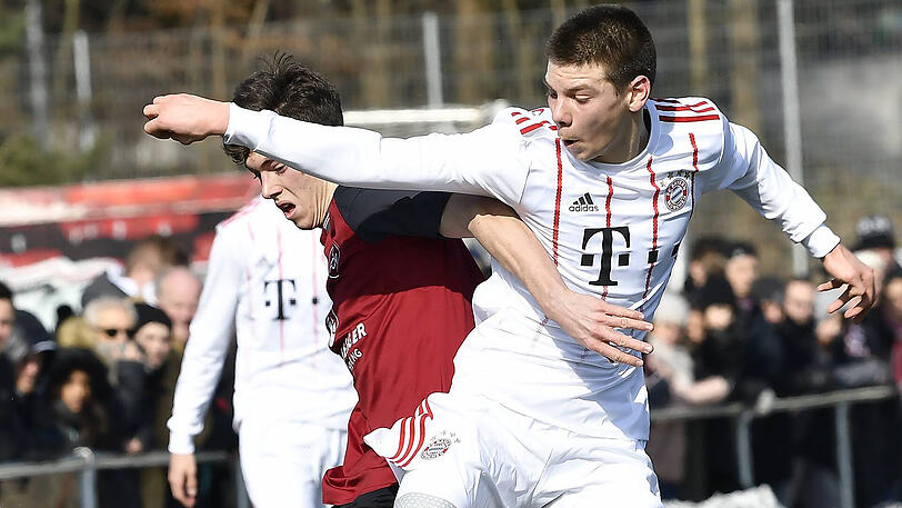 Bayern-Spieler Daniels Ontuzans (rechts) in der Partie der A-Junioren-Bundesliga Süd/Südwest gegen den 1. FC Nürnberg.