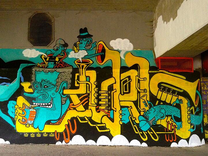 Unter der Brudermühlbrücke schaut's jedes Jahr anders bunt aus: Grafittisprayer verkünstlern sich hier bei "Isart".